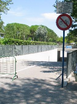 Bild: Eine Unterf&uuml;hrung verbindet Marina 2000 mit dem Rest des Platzes.