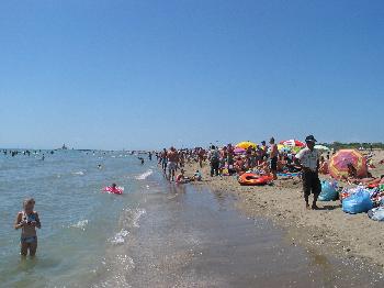 Bild: Am kilometerlangen und ausgesprochen breiten Sandstrand von Marina.