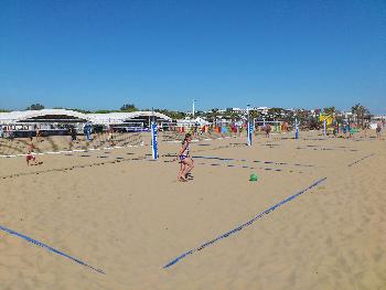 Bild: Volleyballfelder satt, im Zelt im Hintergrund wird Sport und Tanz wie Zumba und der Gleichen angeboten.
