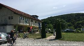 Bild: Das Empfangsgeb&auml;ude des Platzes Cimbria mit Resaurant und Biergarten.